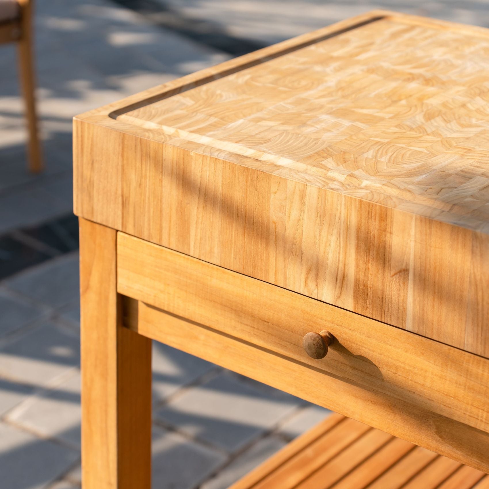 Ageröd – huggblock i teak med ändträ för kök och grillplats Stockamöllan