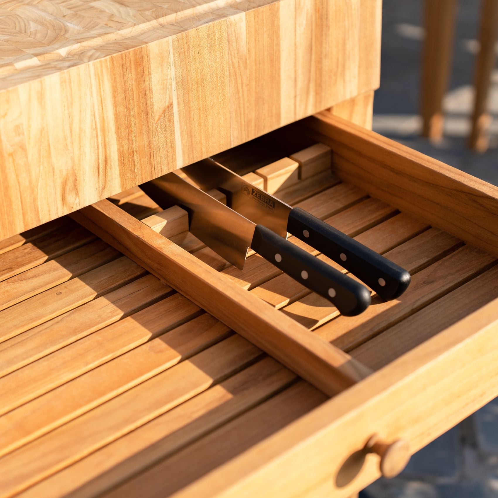 Ageröd – huggblock i teak med ändträ för kök och grillplats Stockamöllan