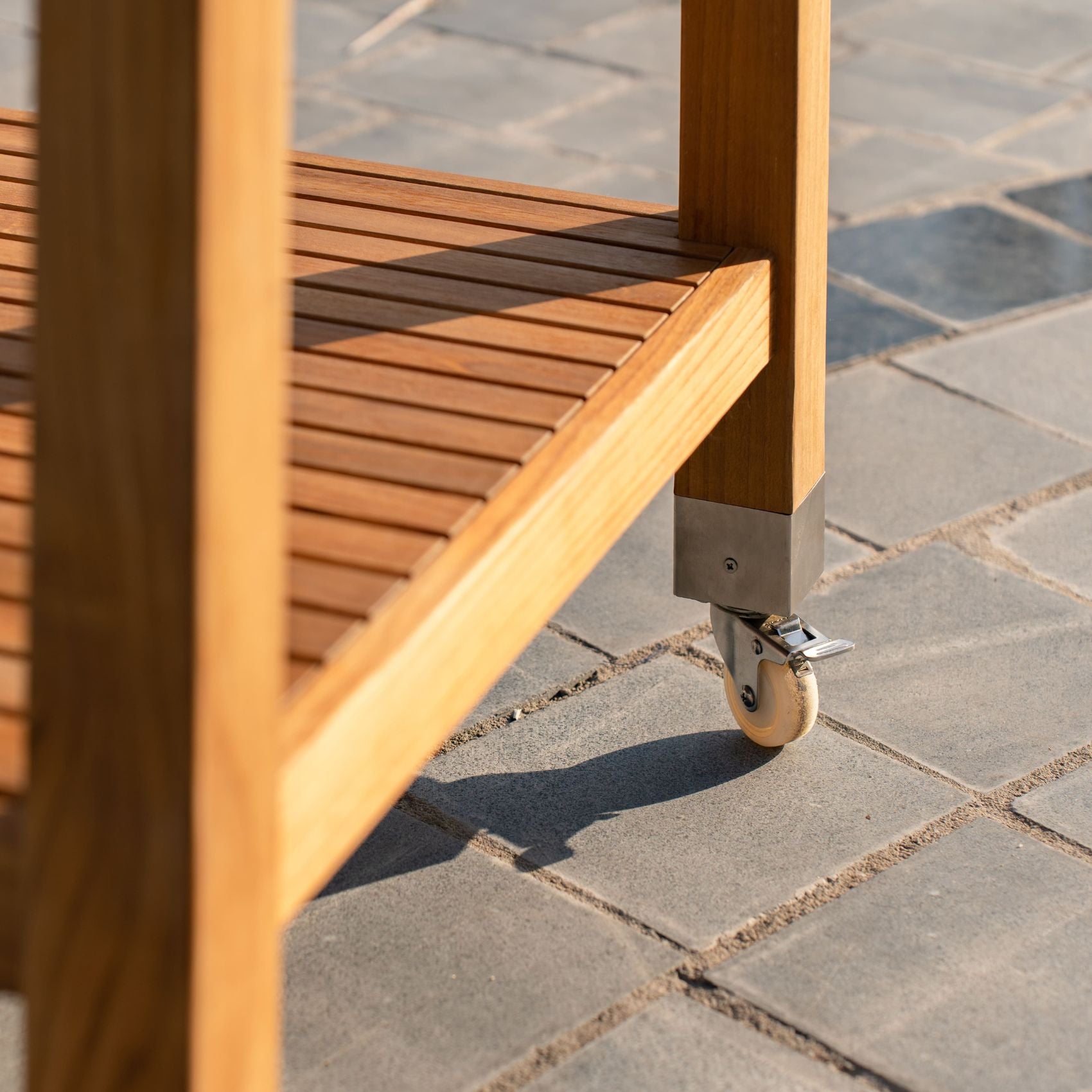 Ageröd – huggblock i teak med ändträ för kök och grillplats Stockamöllan