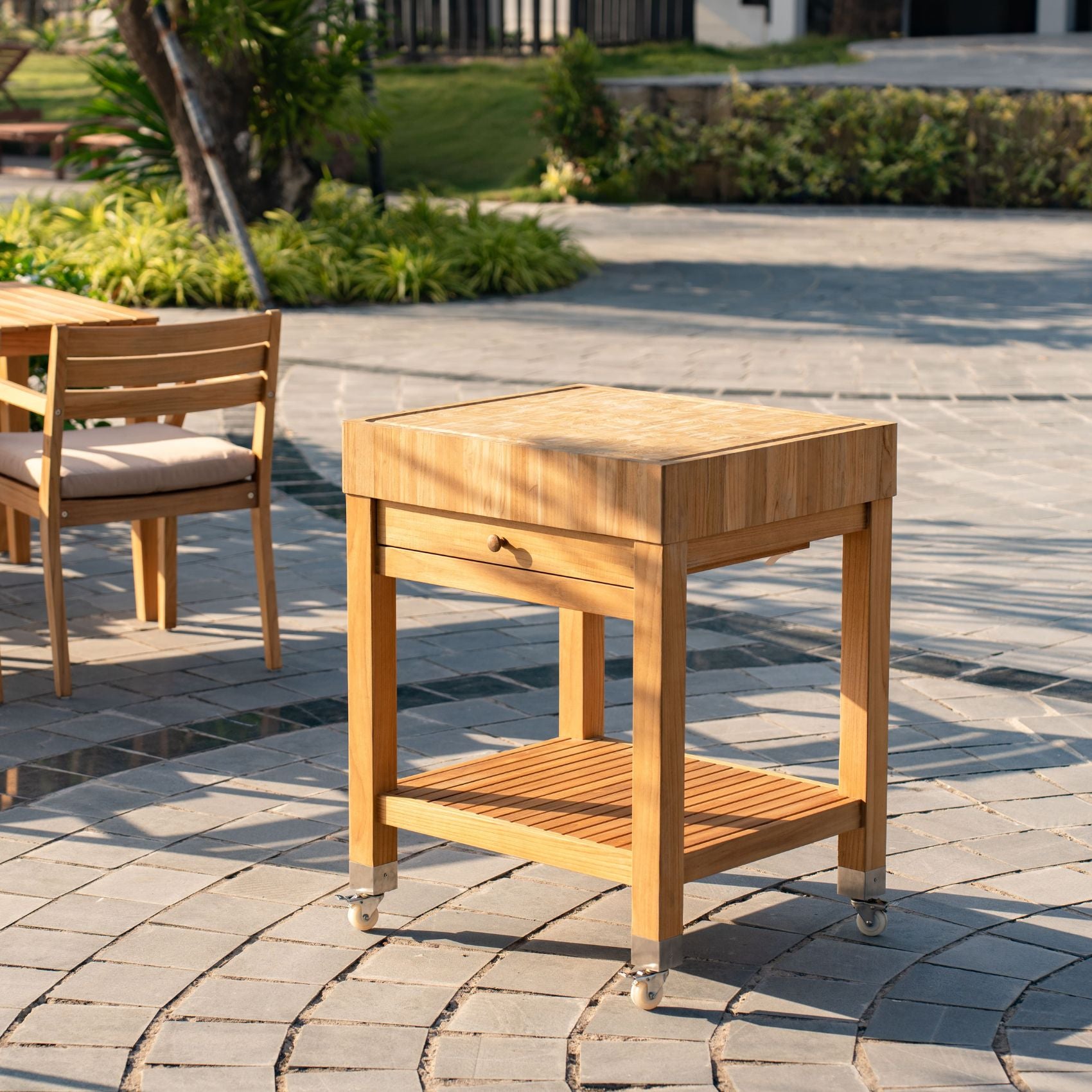 Ageröd – huggblock i teak med ändträ för kök och grillplats Stockamöllan