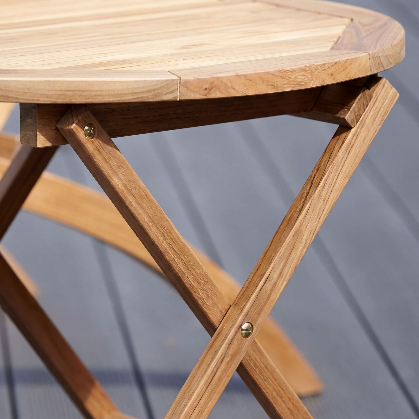 Alnö – Runt sidobord i teak A-grade, hopfällbart för uteplats Stockamöllan