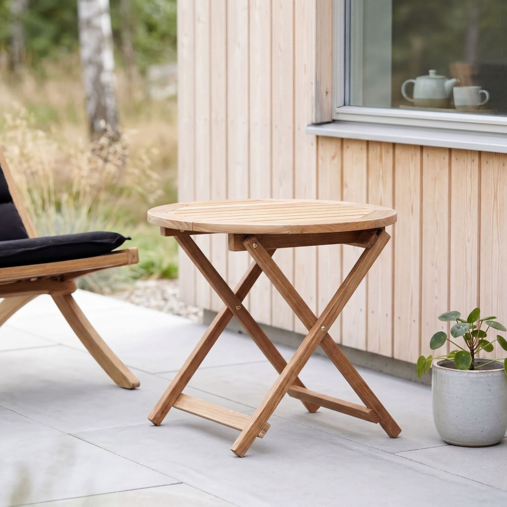 Alnö – Runt sidobord i teak A-grade, hopfällbart för uteplats Stockamöllan