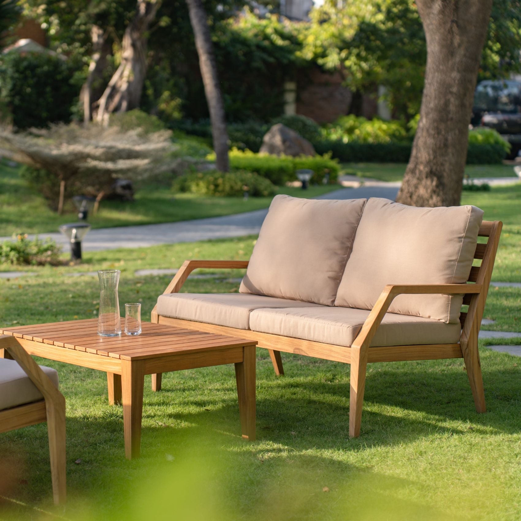 Gunnaröd – 2-sits loungesoffa i teak med dynor Stockamöllan