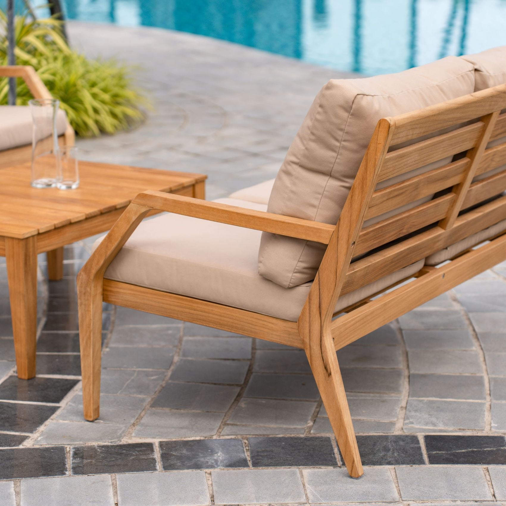 Gunnaröd – 2-sits loungesoffa i teak med dynor Stockamöllan