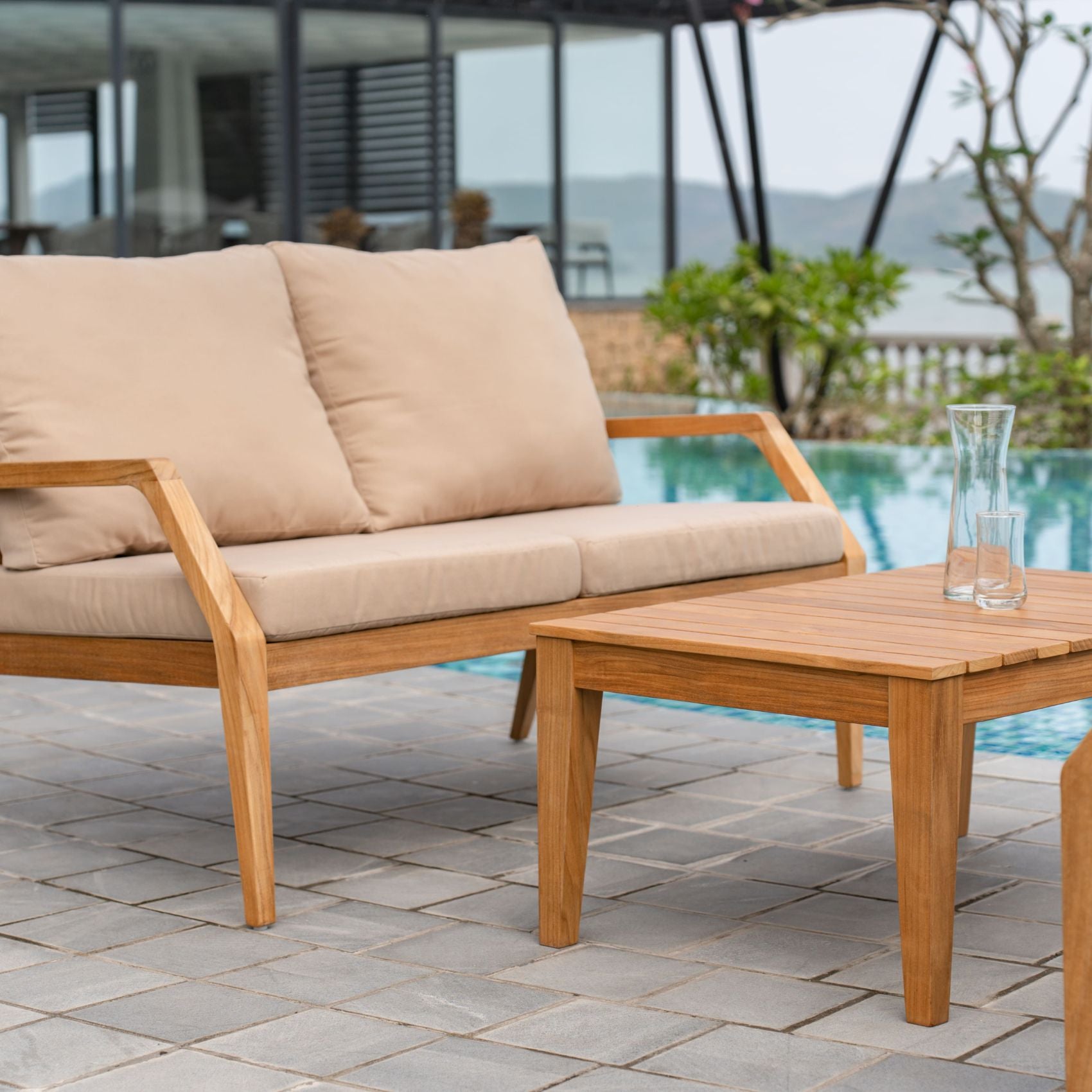 Gunnaröd – 2-sits loungesoffa i teak med dynor Stockamöllan