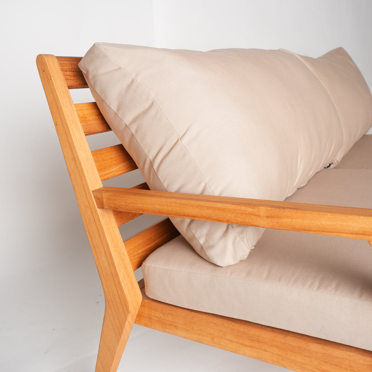 Gunnaröd – 3-Sitzer Loungesofa aus Teakholz mit Kissen
