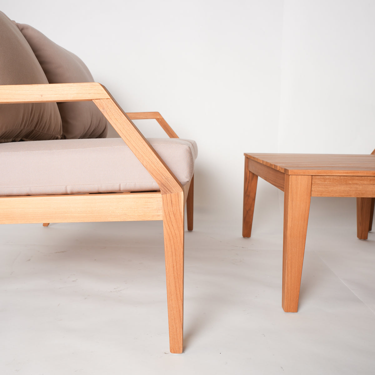 Gunnaröd – Lounge-Set aus Teakholz mit Kissen und Sitzgruppe im skandinavischen Stil