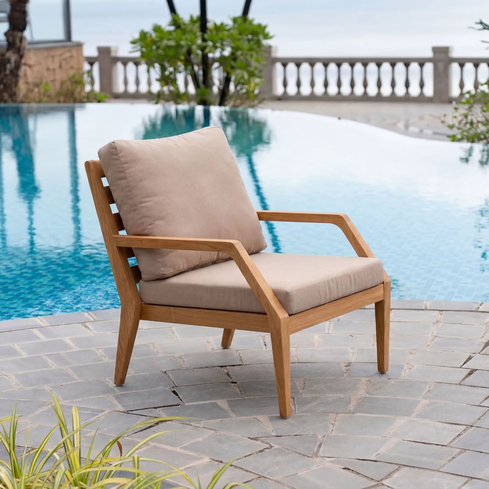 Gunnaröd – Loungestol i teak med dynor