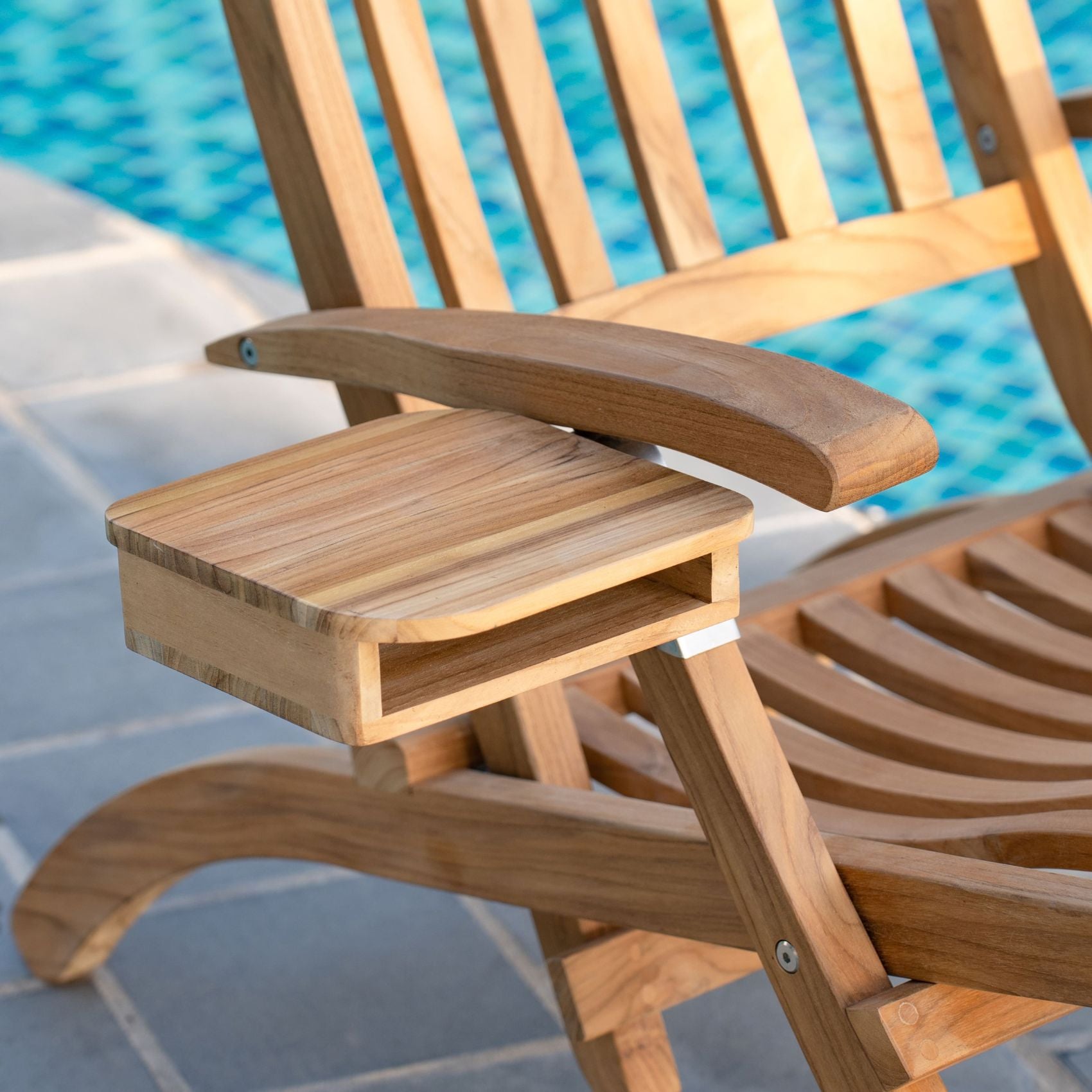 Lobby – Däckstol i Teak A-grade med bricka & regnskydd Stockamöllan