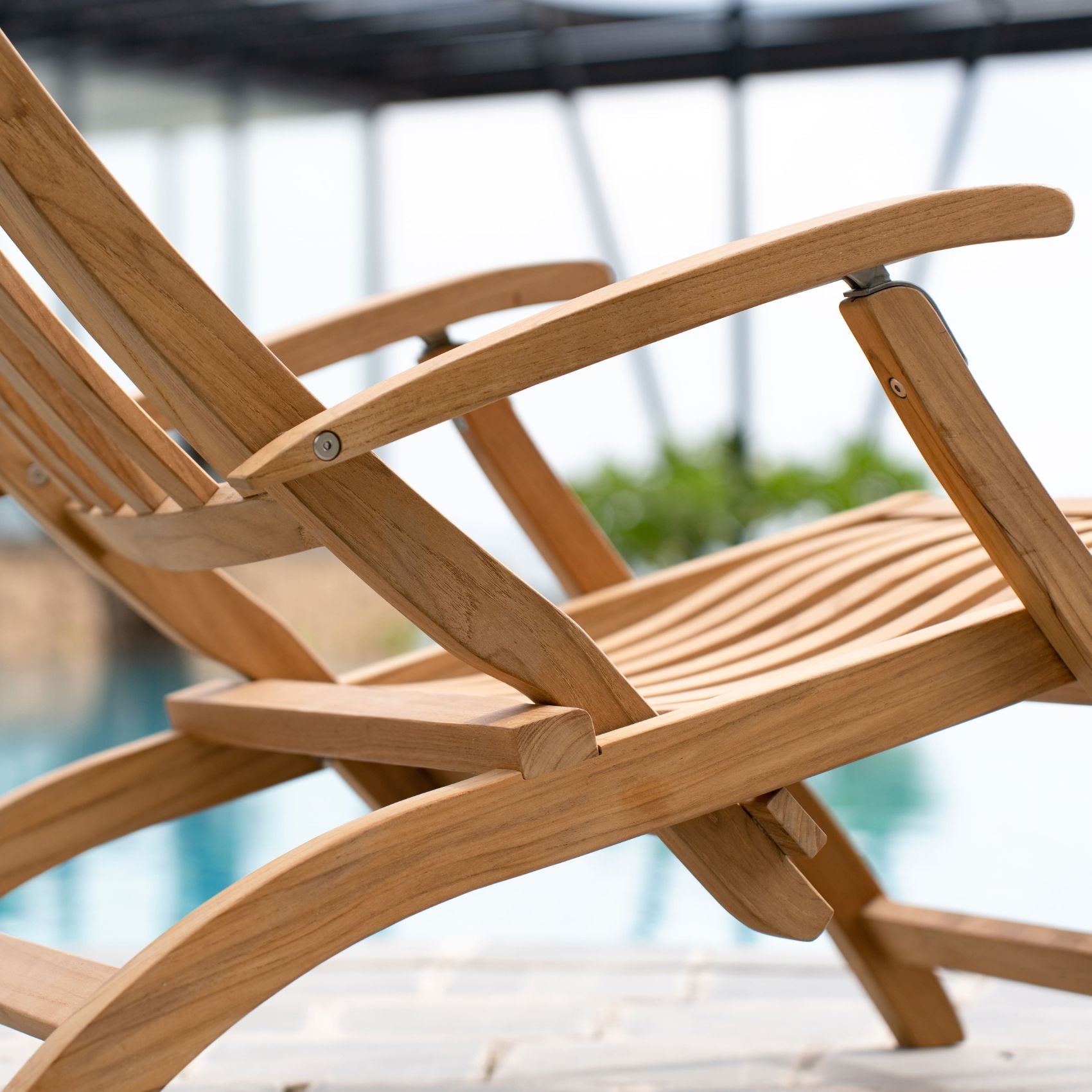 Lobby – Däckstol i Teak A-grade med bricka & regnskydd Stockamöllan