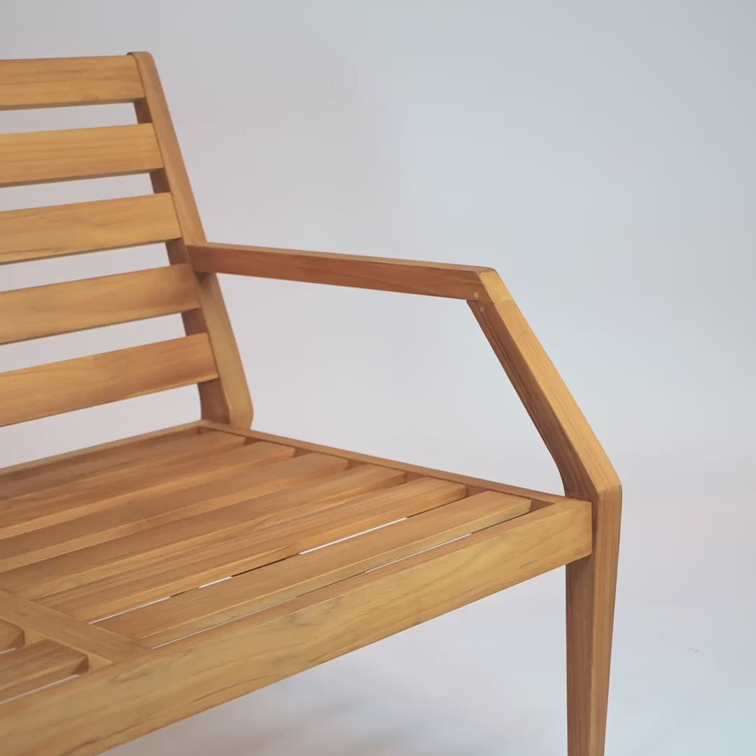 Video laden: Gunnaröd – 2-Sitzer Loungesofa aus Teakholz mit Kissen